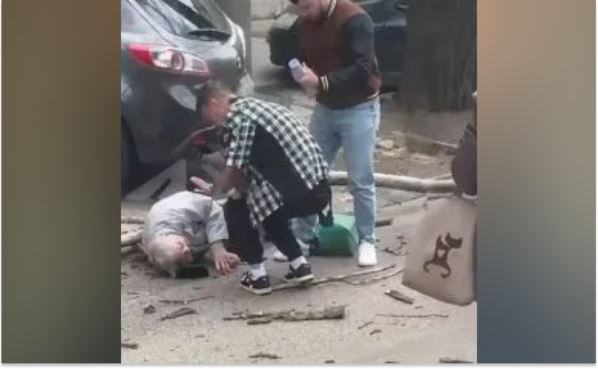 У центрі Дніпра гілка аварійного дерева впала на жінку: подробиці