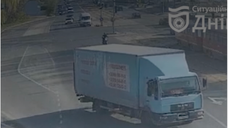 У Дніпрі мотоцикліст зіткнувся з вантажівкою на проспекті Богдана Хмельницького