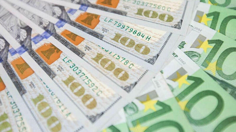 Долар та євро дешевшають: купувати валюту зараз чи почекати