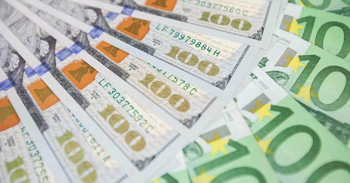 Долар та євро дешевшають: купувати валюту зараз чи почекати