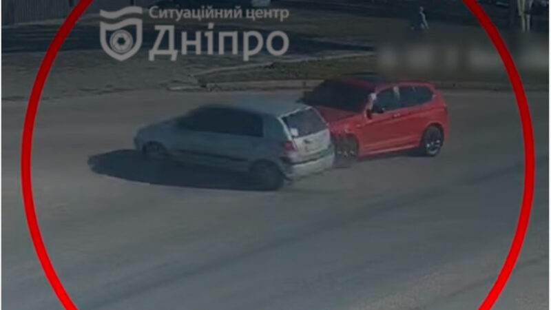 На Донецькому шосе у Дніпрі зіштовхнулись BMW та Hyundai: подробиці ДТП