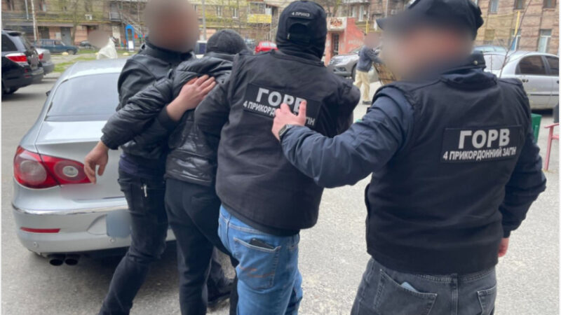 20 000 $ за фіктивне працевлаштування для втечі з країни: правоохоронці викрили ще одну схему