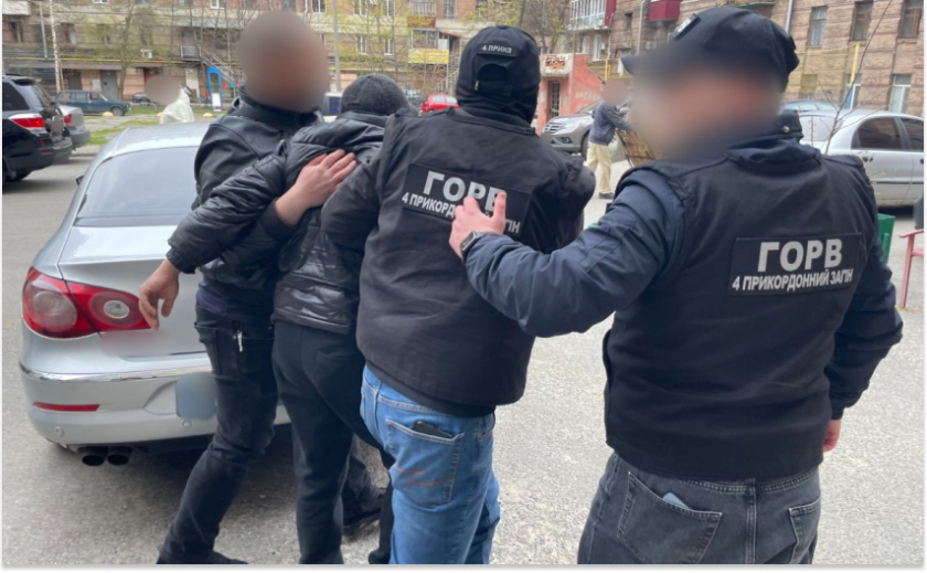 20 000 $ за фіктивне працевлаштування для втечі з країни: правоохоронці викрили ще одну схему