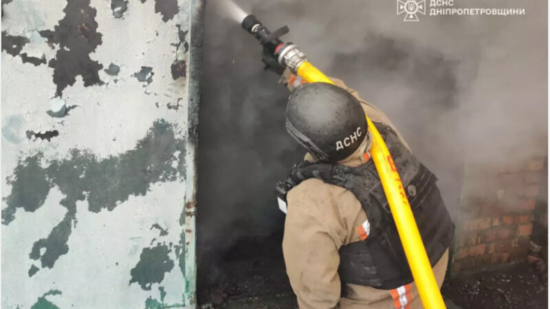 Горів гараж з автомобілем всередині та кімната житлового будинку: вогнеборці Нікополя ліквідували займання