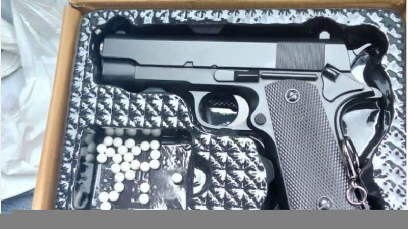 Правоохоронці Дніпра знайшли чоловіка, який їхав з «пістолетом» в маршрутці №90