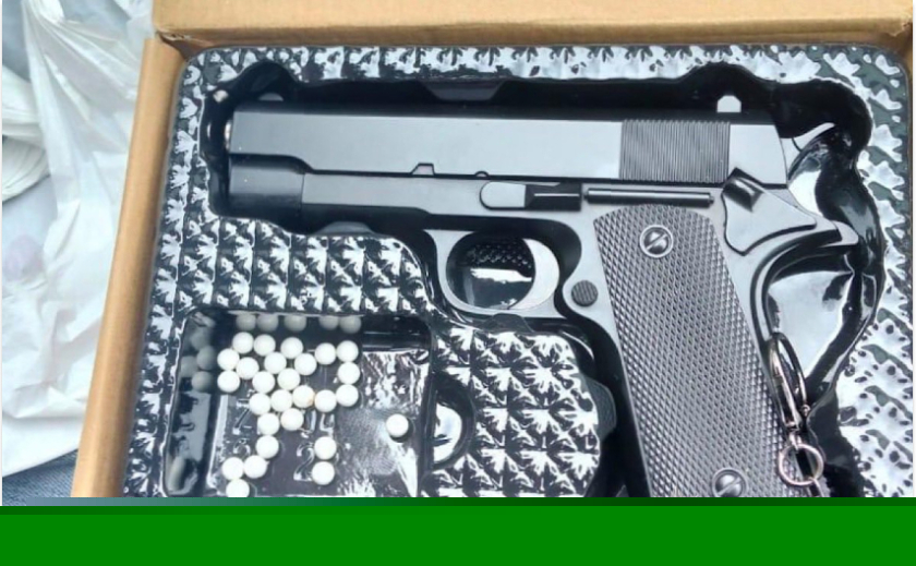 Правоохоронці Дніпра знайшли чоловіка, який їхав з «пістолетом» в маршрутці №90