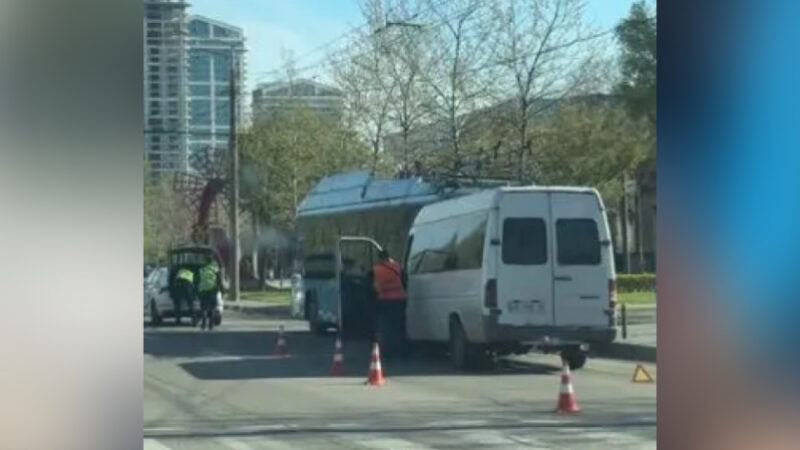 На Набережній Перемоги у Дніпрі маршрутка врізалася у тролейбус: є постраждалий