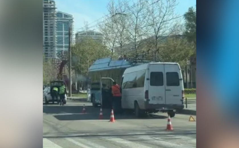 На Набережній Перемоги у Дніпрі маршрутка врізалася у тролейбус: є постраждалий