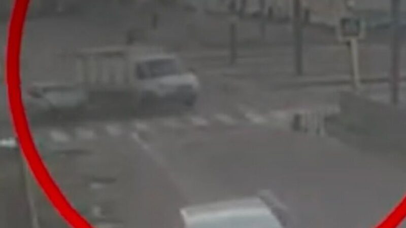 У Дніпрі на Бандери легковик та «ГАЗель» після зіткнення відлетіли у паркани: подробиці ДТП