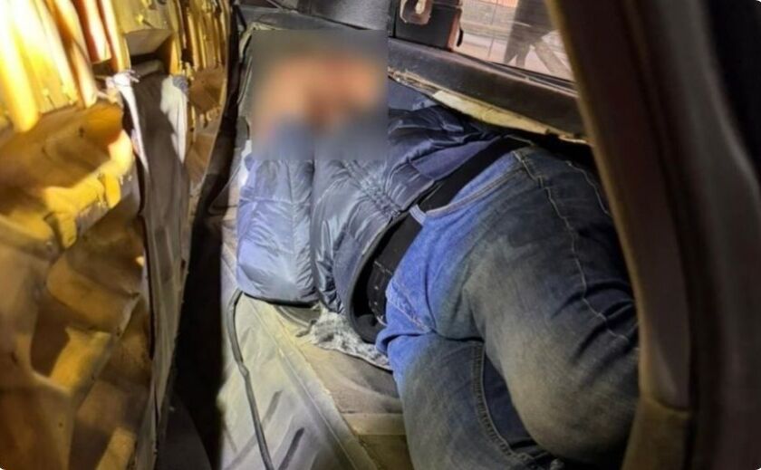 Сховався між сидіннями та багажником: прикордонники викрили ще одну спробу незаконної втечі з країни