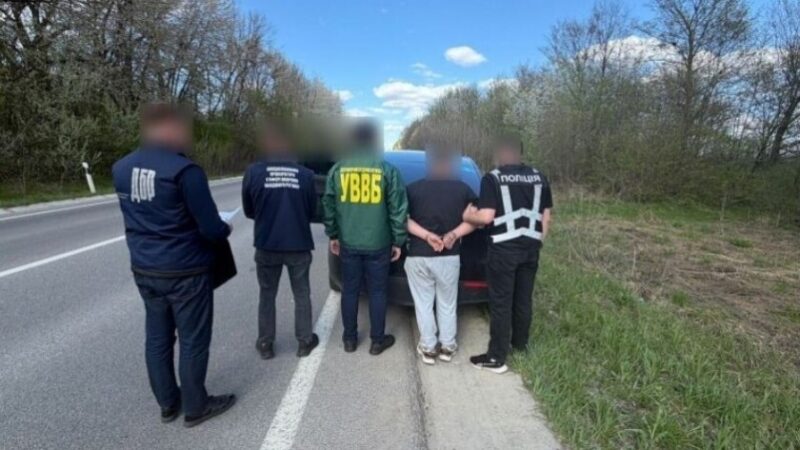 Допомагав тікати зі служби: правоохоронці викрили схему незаконного вивезення військових за кордон