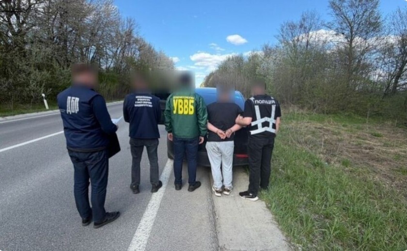 Допомагав тікати зі служби: правоохоронці викрили схему незаконного вивезення військових за кордон