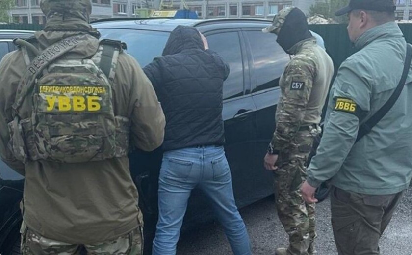 Пішов у СЗЧ та організував канал незаконного переправлення чоловіків за кордон: на Запоріжжі викрито ще одну схему втечі з країни