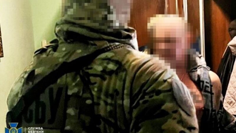 Правоохоронці шахрайський кол-центр, що обманював військових та підлітків