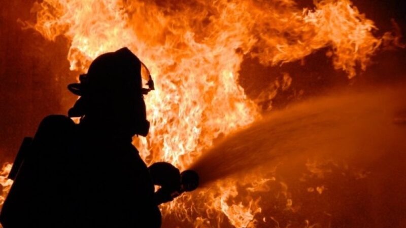 У Дніпрі під час ліквідації пожежі надзвичайники врятували жінку та двох чоловіків