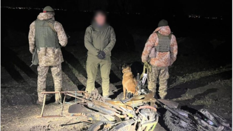 Намагався перетнути кордон на мотоциклі: прикордонники затримали байкера-втікача