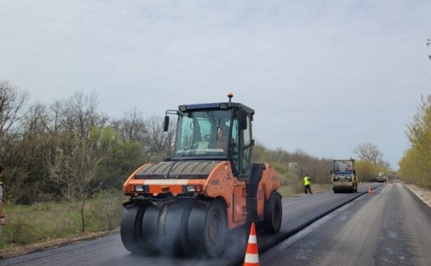 На Дніпропетровщині ремонтують автошлях Р-85 між Дніпром та Запоріжжям