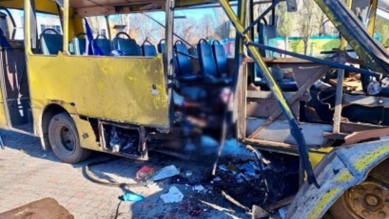 Троє людей загинули, ще 12 – поранені: у Нікополі ворожий дрон влучив у міський автобус