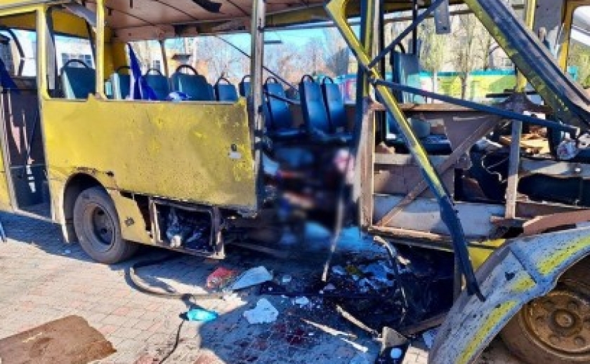 Троє людей загинули, ще 12 – поранені: у Нікополі ворожий дрон влучив у міський автобус