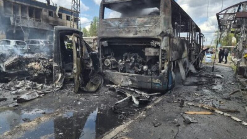 Поліція працює на місці ворожого обстрілу Дніпра: є загибла та поранені, серед них – поліцейський