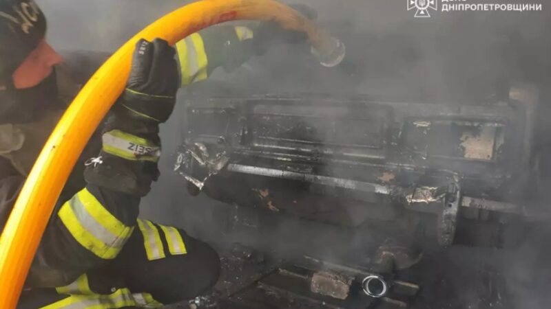 У Нікополі горів гараж з автомобілем всередині та житловий будинок