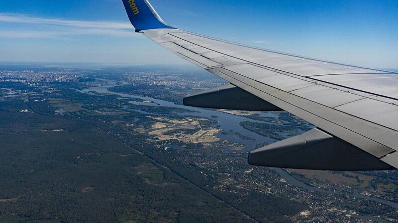 Запуски феєрверків завадили пасажирському літаку сісти в аеропорту Парижа