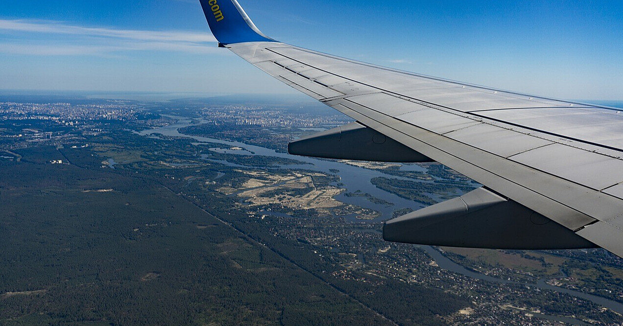 Запуски феєрверків завадили пасажирському літаку сісти в аеропорту Парижа