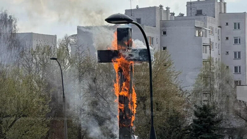 У Польщі встановили ймовірну причину займання 17-метрового хреста у Варшаві