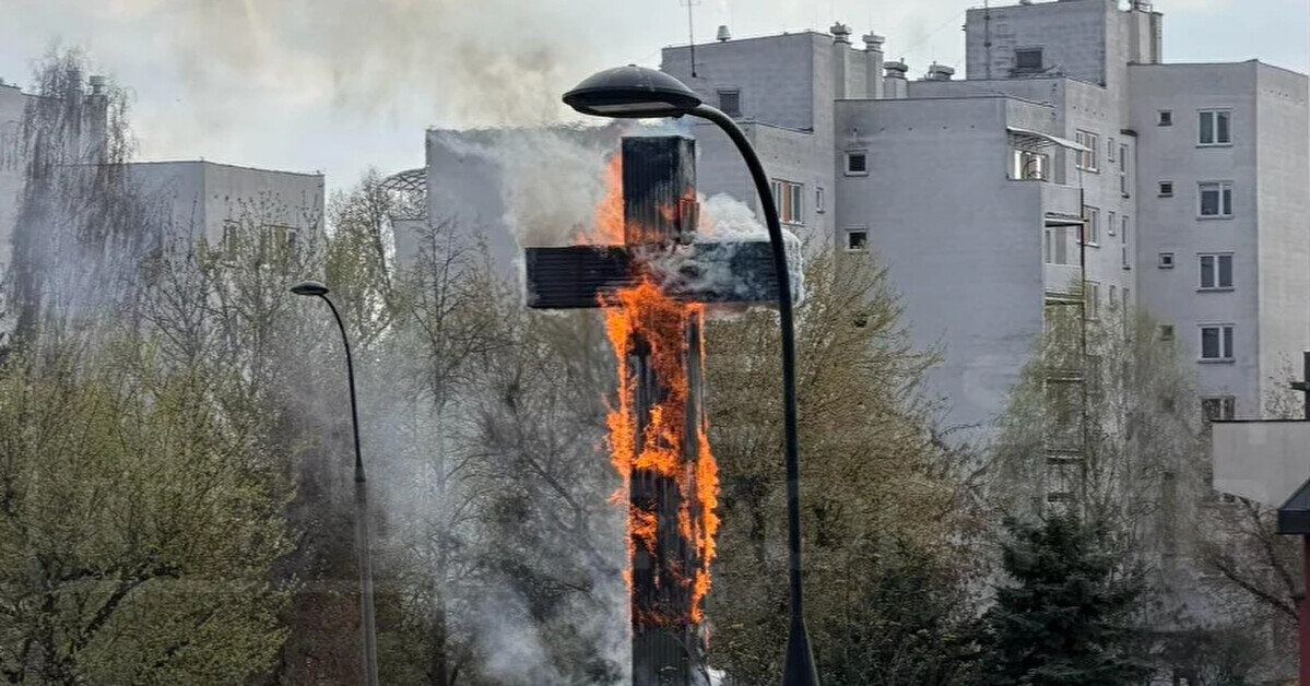 У Польщі встановили ймовірну причину займання 17-метрового хреста у Варшаві