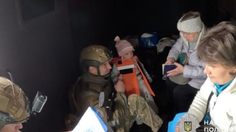 Їдуть через інтенсивні обстріли дронами: з прифронтового Нікополя екіпаж поліції «Білий янгол» евакуював декілька родин