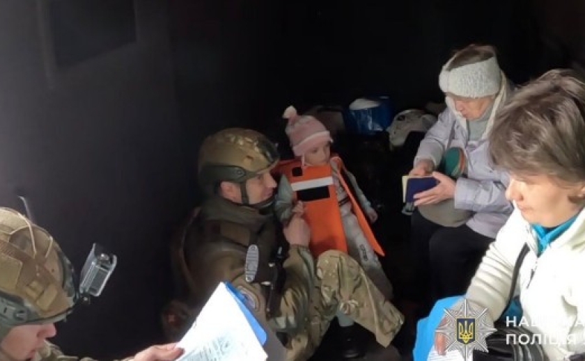 Їдуть через інтенсивні обстріли дронами: з прифронтового Нікополя екіпаж поліції «Білий янгол» евакуював декілька родин