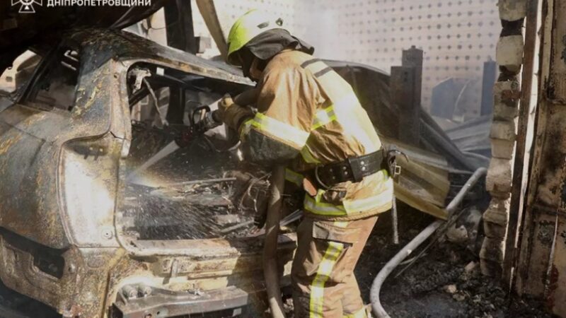 У Дніпрі ліквідували пожежу на території СТО