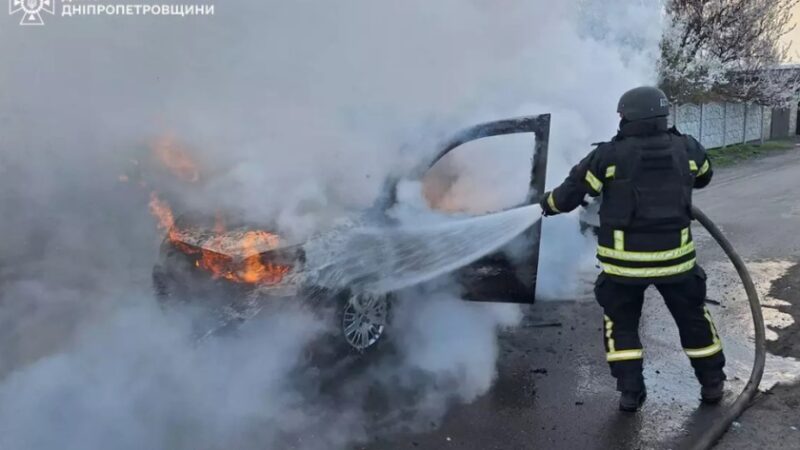 У Кам’янському та Синельниківському районах на зупинках зайнялися автомобілі