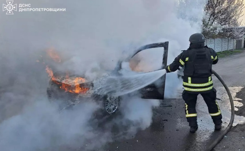 У Кам’янському та Синельниківському районах на зупинках зайнялися автомобілі