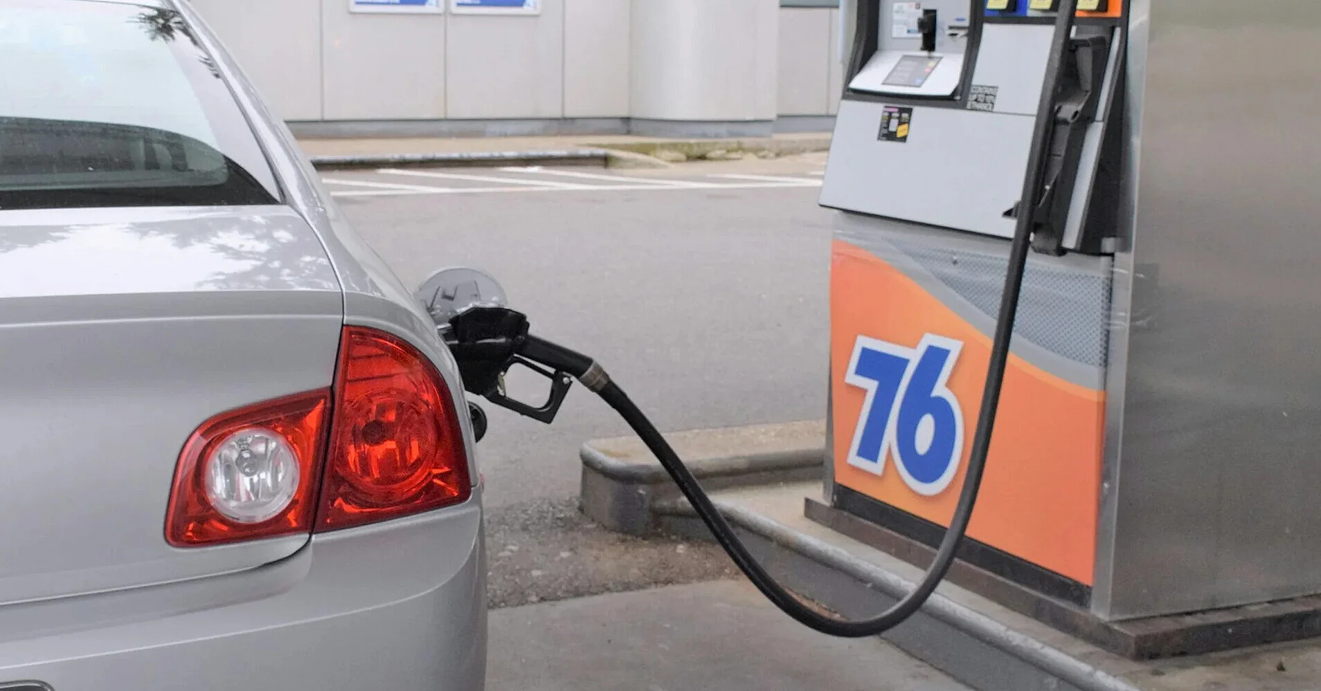 Бензин та дизель подешевшали на 12-15 копійок: як змінилися ціни на АЗС 17 квітня