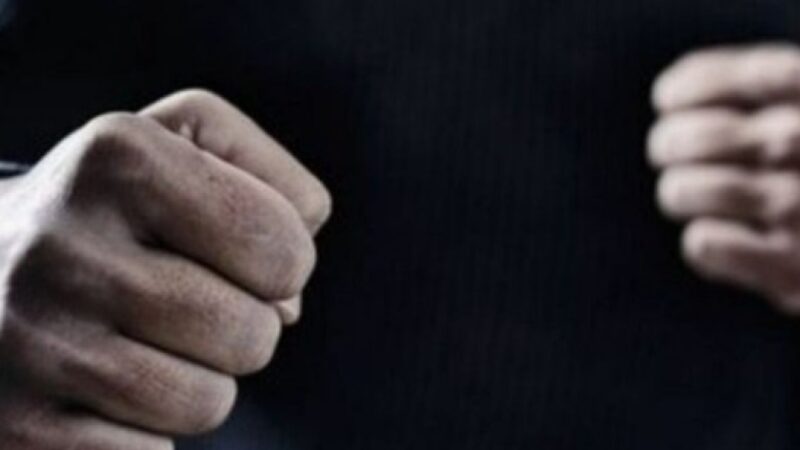 У місті Кривий Ріг поліція затримала двох чоловіків, які побили знайомого