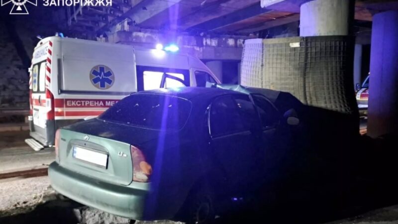 У Запоріжжі «Ланос» не впорався з керуванням та зіштовхнувся із бетонною опорою