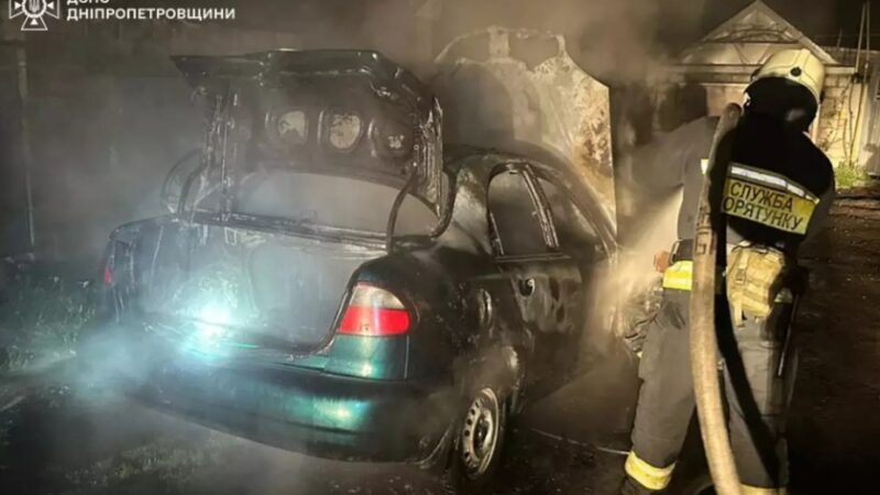 У Дніпрі вночі загорівся легковий автомобіль