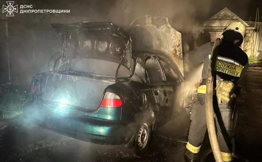 У Дніпрі вночі загорівся легковий автомобіль