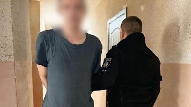 Розбійний напад на зупинці: слідчі Дніпра повідомили про підозру зловмиснику