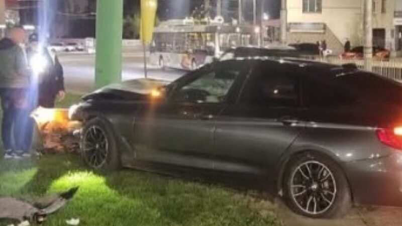 У Кривому Розі водій BMW  не справився з керуванням та наїхав на електроопору