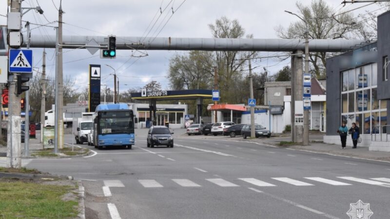 У Дніпрі на перетині вулиць Калинова та Вітчизняна встановили новий світлофор
