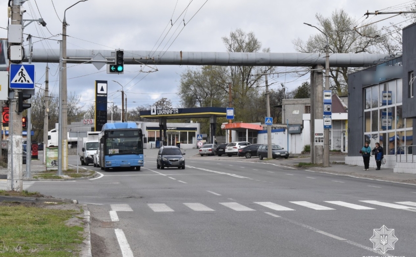 У Дніпрі на перетині вулиць Калинова та Вітчизняна встановили новий світлофор
