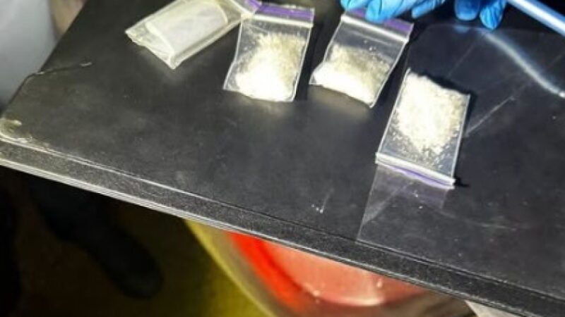 4 зіп-пакети з речовиною білого кольору: у Кривому Розі патрульні виявили у чоловіка наркотичні речовини