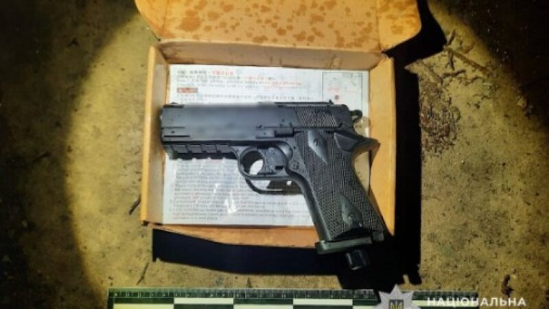 Поліція затримала 18-річного хлопця, який поцілив у дівчину з пневматичного пістолета