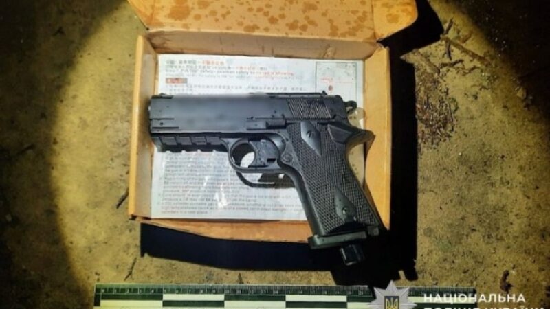 Криворізькі поліцейські повідомили про підозру стрілку, який поцілив у дівчину з пневматичного пістолета