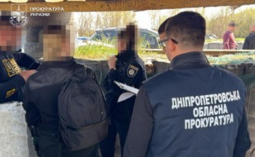 Вимагала 3 тис. доларів США за «вирішення питання» щодо фіктивного поновлення на службі військового СЗЧ: у Кривому Розі повідомлено про підозру патрульній поліцейській