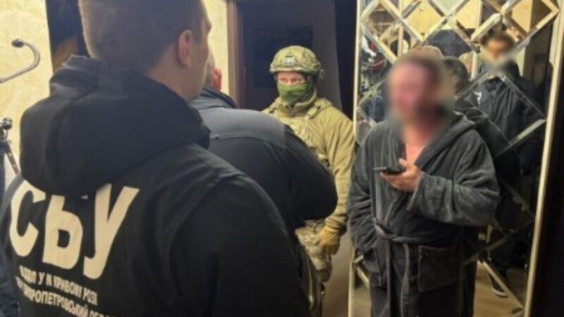 15 тисяч доларів за звільнення з військової служби: на Дніпропетровщині поліцейські викрили нелегальну схему