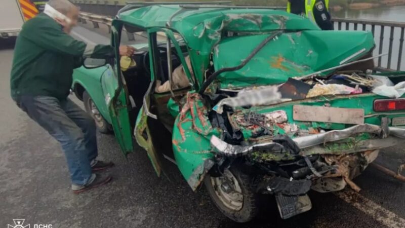 У  Дніпрі вантажівка протаранила легковик: постраждали водій та пасажирка автівки