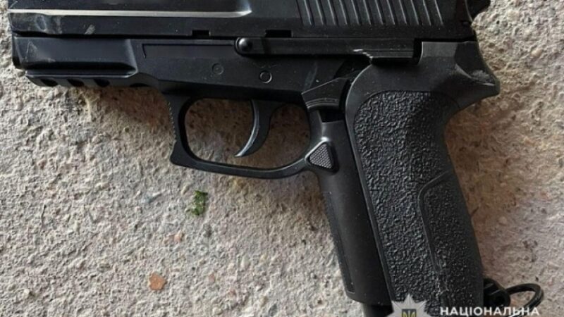 У Дніпрі поліцейські затримали чоловіка, який стріляв з балкона багатоповерхівки